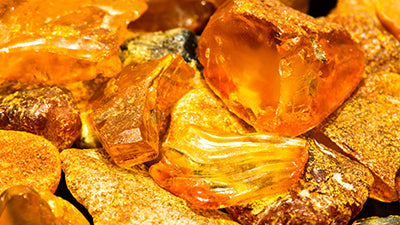 Kehribar (Amber) Nedir? Bilimsel Özellikleri, Oluşumu ve Kullanım Alanları