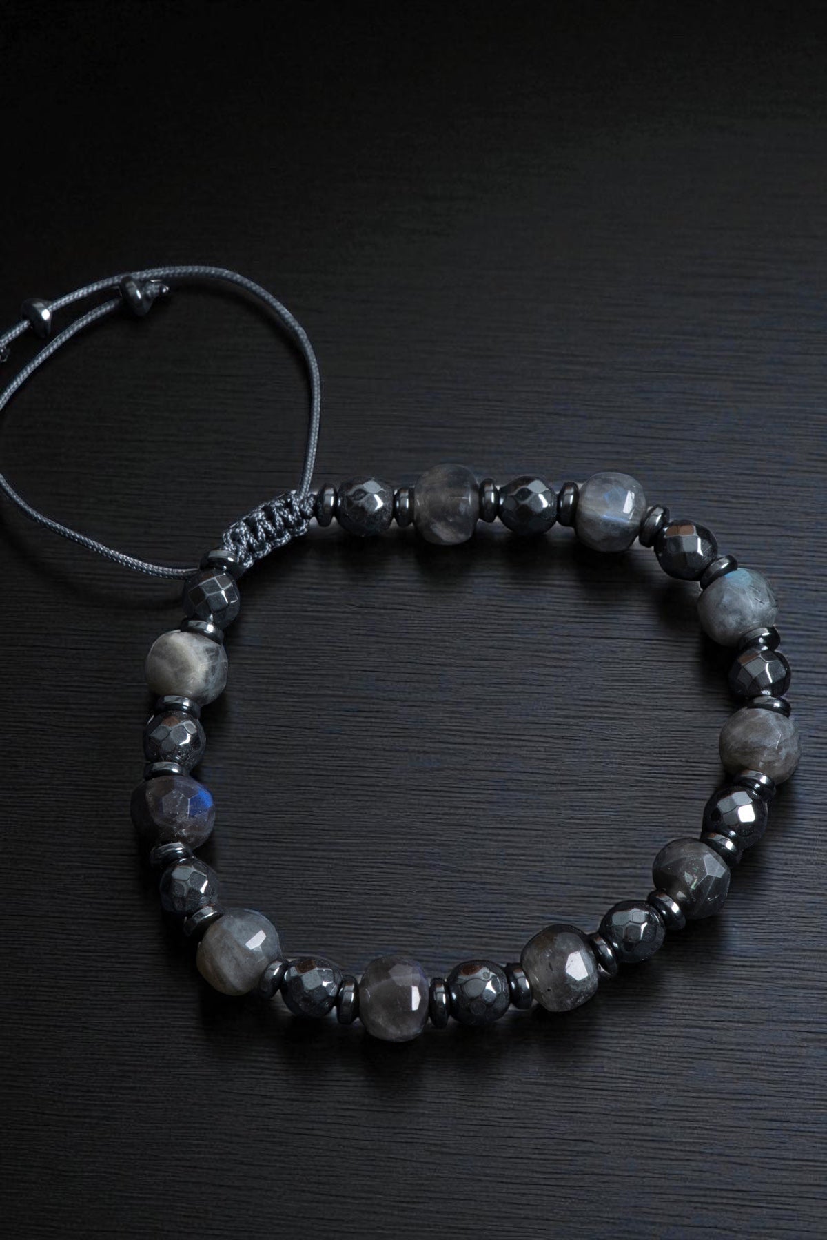 Labradorit ve Hematit Doğal Taş Makrome Bileklik – Ayarlanabilir El Yapımı Tasarım